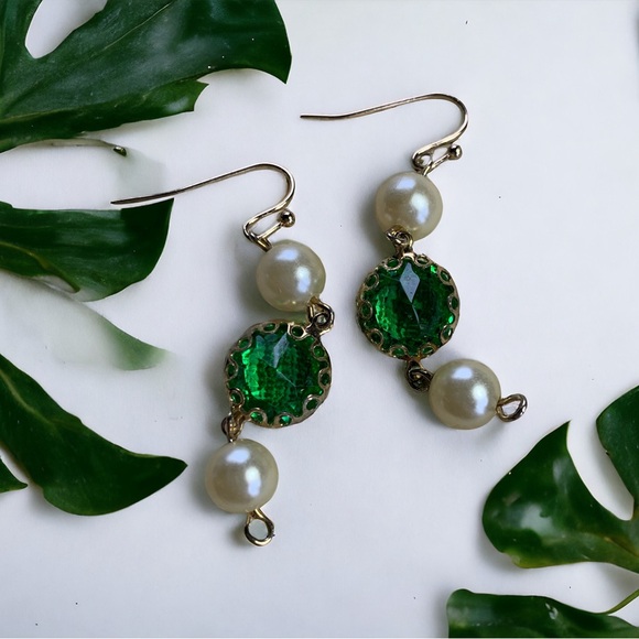 Upcycled vintage Czech emerald glass bead earrings with faux pearls. - Picture 1 of 8